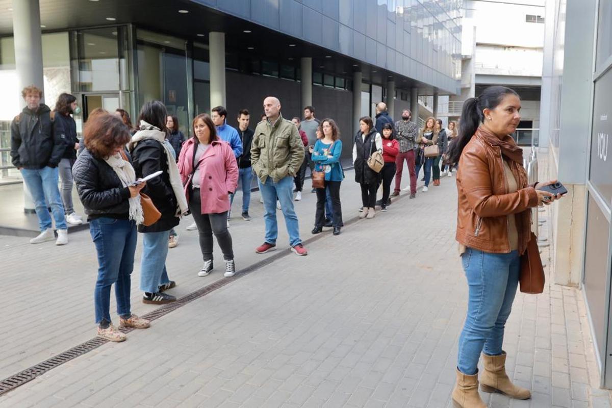 Cientos de personas realizan las pruebas orales del C2 de valenciano