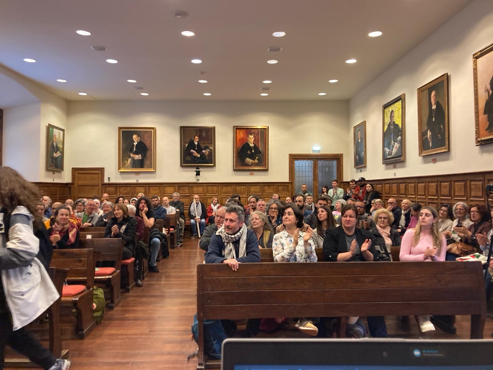 Asistentes a la conferencia en el aula magna del edificio histórico de la Universidad de Oviedo