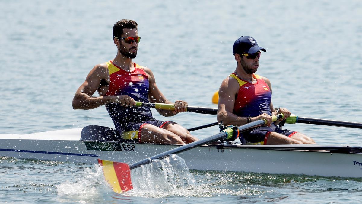 Jaime Canalejo y Javier García de España compiten durante el dos sin timonel masculino de remo por los Juegos Olímpicos 2020, este sábado en la Sea Forest Waterway en Tokio (Japón).