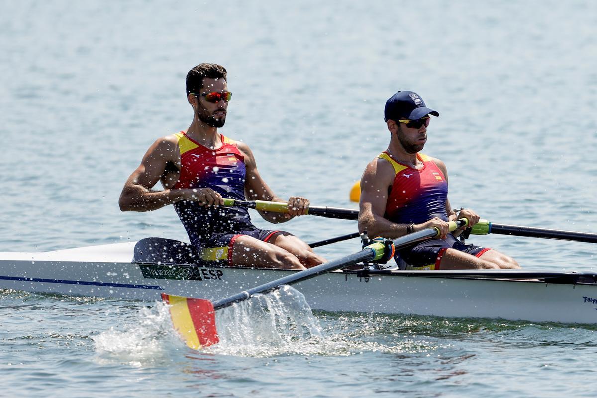 Jaime Canalejo y Javier García de España compiten durante el dos sin timonel masculino de remo por los Juegos Olímpicos 2020, este sábado en la Sea Forest Waterway en Tokio (Japón). 