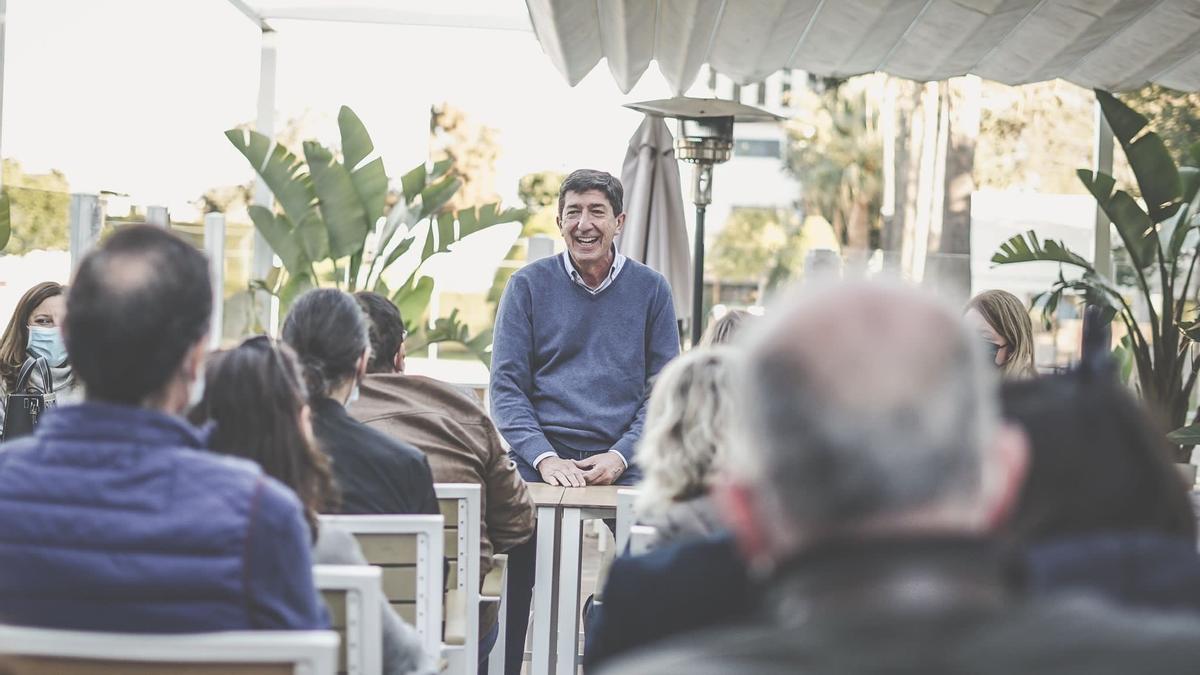 Juan Marín en un encuentro con militantes durante la campaña de las primarias de Ciudadanos en Andalucía.