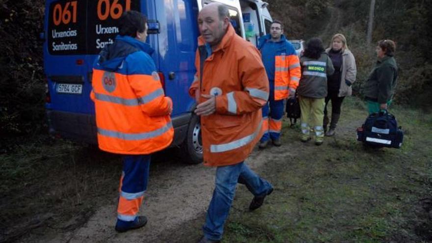 Personal de emergencias y familiares del cazador fallecido, cerca del lugar donde se produjo el accidente .  // Bernabé/Javier Lalín