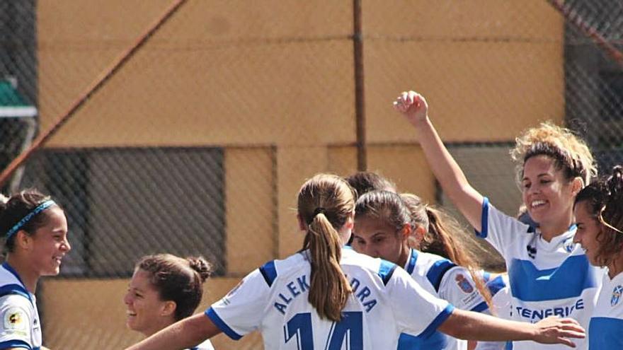 Las jugadoras de la UDG Tenerife B festejan su gran primera fase. | | E. D.