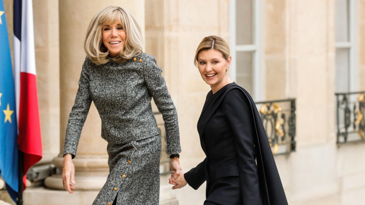 Brigitte Macron con la esposa del presidente de Ucrania, Olena Zelenska, en el Palacio del Elíseo el 12 de diciembre de 2022.