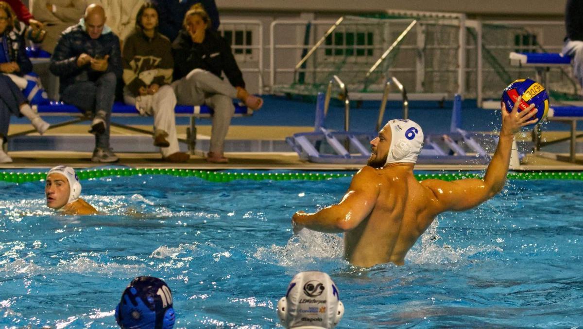 Luis Araya se prepara para lanzar a portería.  | MOY HDEZ