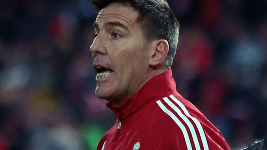 Berizzo sigue el juego desde el área técnica. // Efe