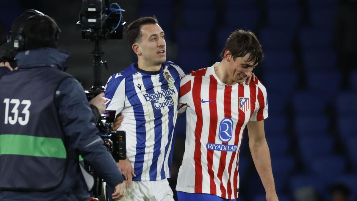 El defensa del Atlético de Madrid Robin Le Normand (d) y Mikel Oyarzabal, de la Real Sociedad, al finalizar el partido de la jornada 18 de LaLiga que Real Sociedad y Atlético de Madrid,