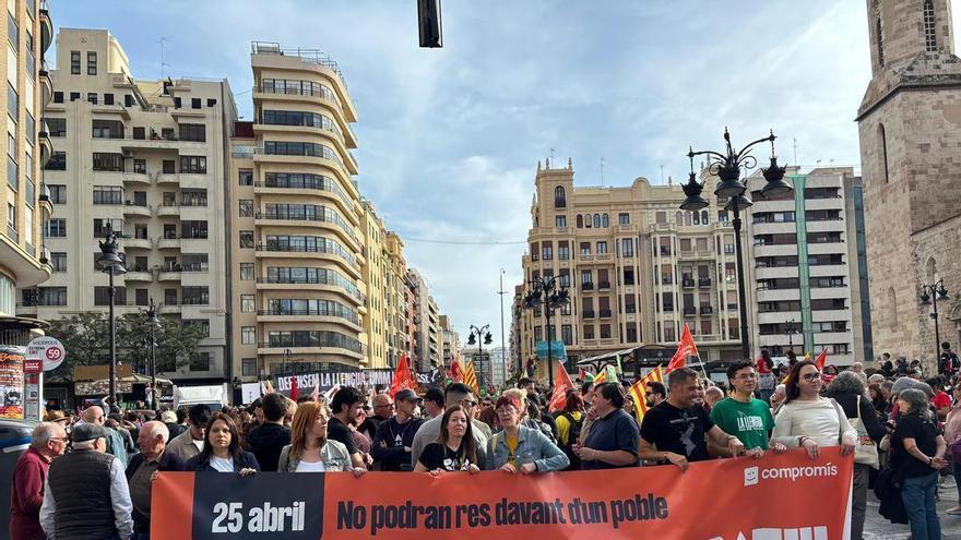 Valencia reivindica el autogobierno y servicios públicos en la marcha del 25 d’Abril