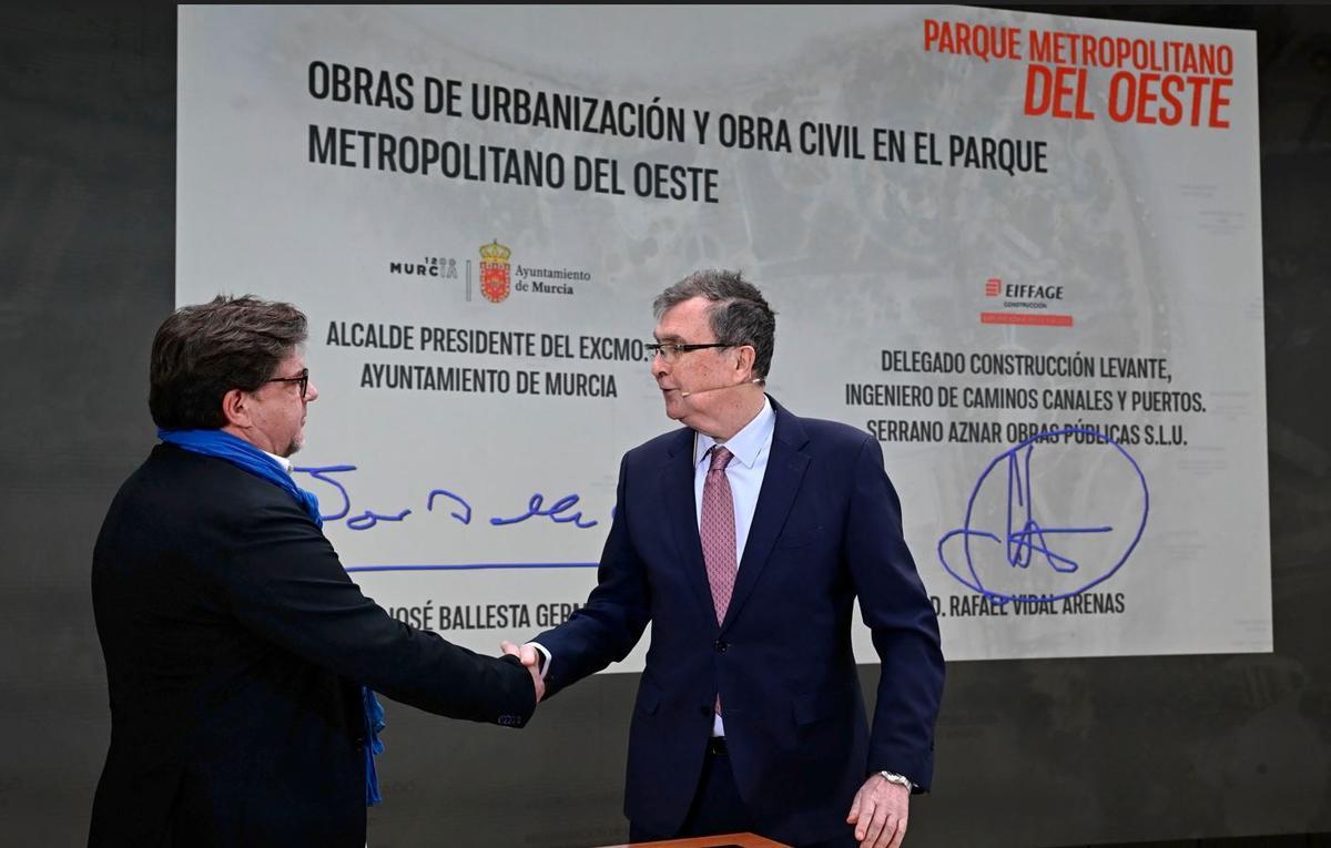 El alcalde de Murcia, José Ballesta, tras la firma del contrato del primer lote de las obras del Parque Metropolitano.