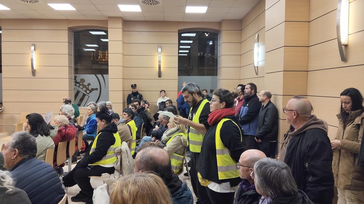 Una representación de manifestantes entró en el pleno municipal para ller el manifiesto de SOS Parke.