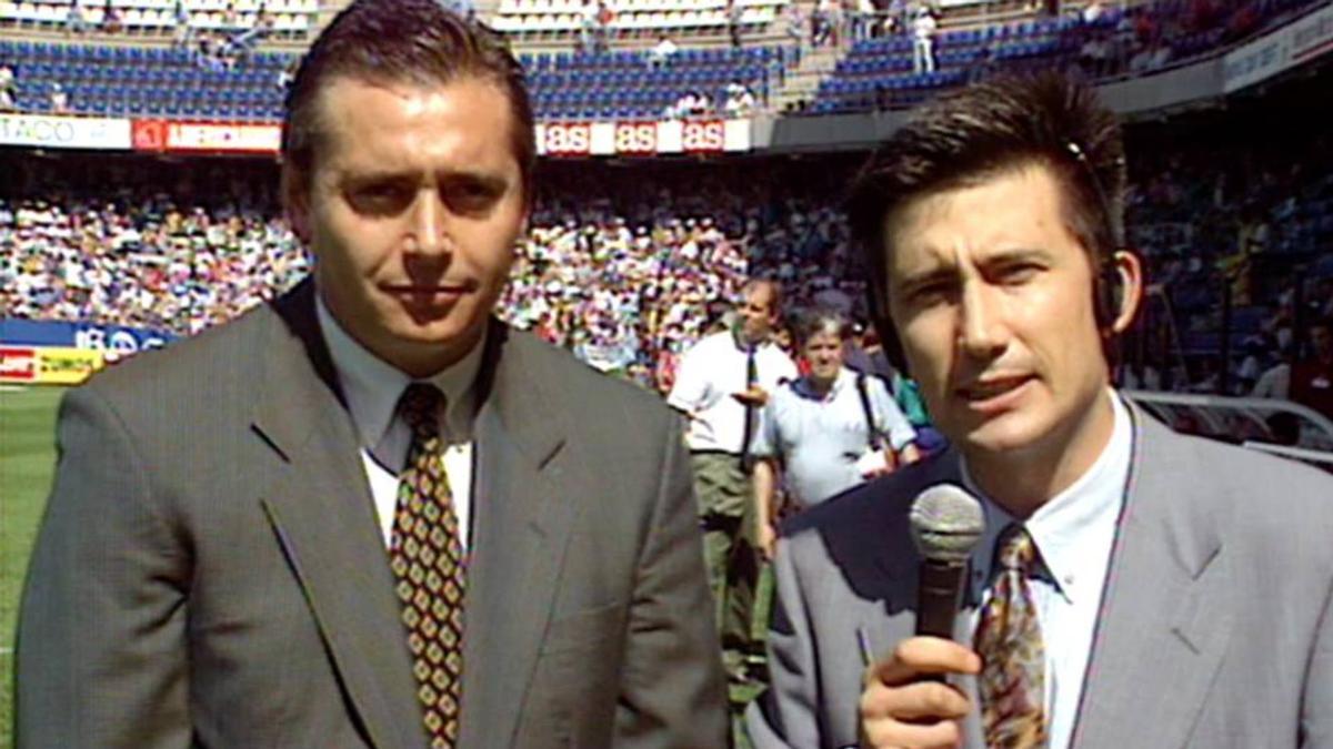 Carlos Martínez, derecha, y Michael Robinson, en una de las primeras retransmisiones de Canal+, en 1990