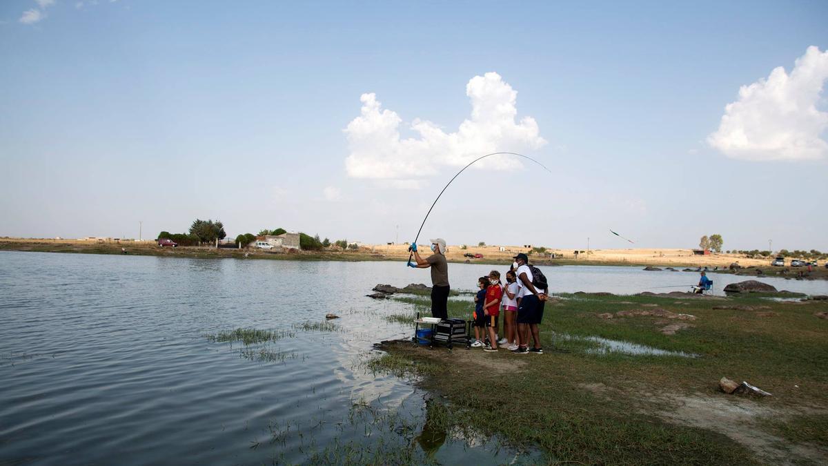 El concurso de pesca del Día de la Tenca es una de las actividades más esperadas.