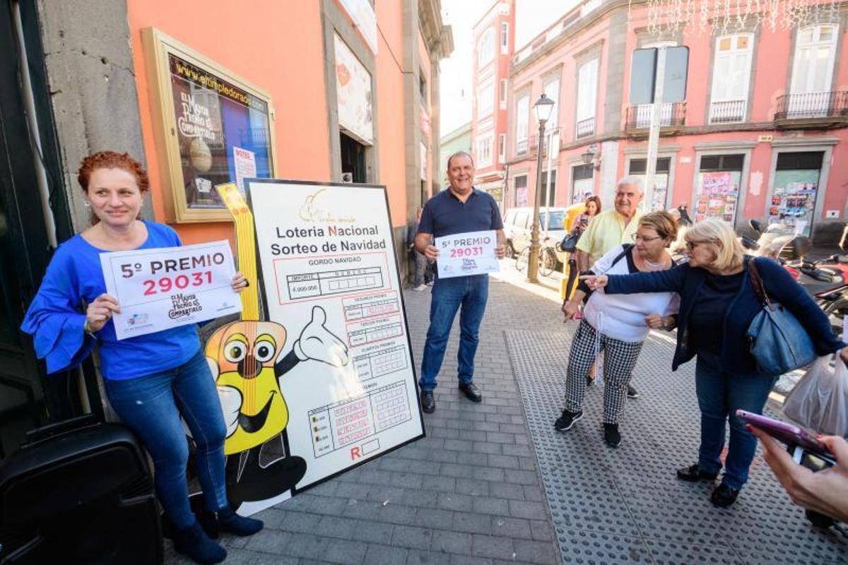 Lotería en zona de Las Palmas de Gran Canaria.ADMINISTRACIÓN EL TIMPLE DORADO.MERCADO DE VEGUETA  | 22/12/2018 | Fotógrafo: Tony Hernández