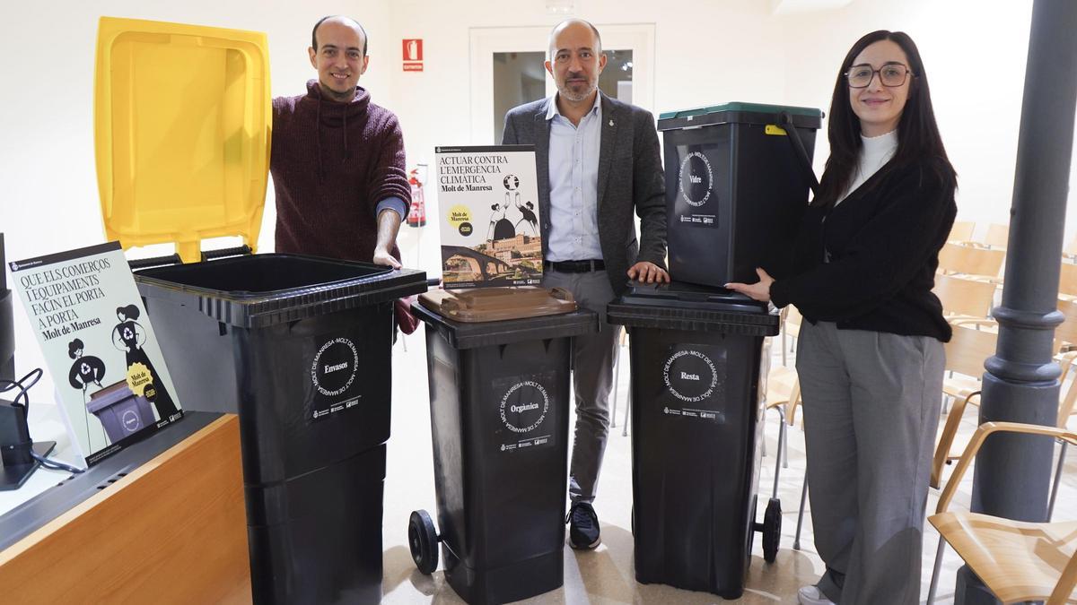 Els regidor d'Acció Climàtica, Pol Huguet; l'alcalde Marc Aloy; i la regidora de Comerç, Tània Infante, ha presentat el nou model