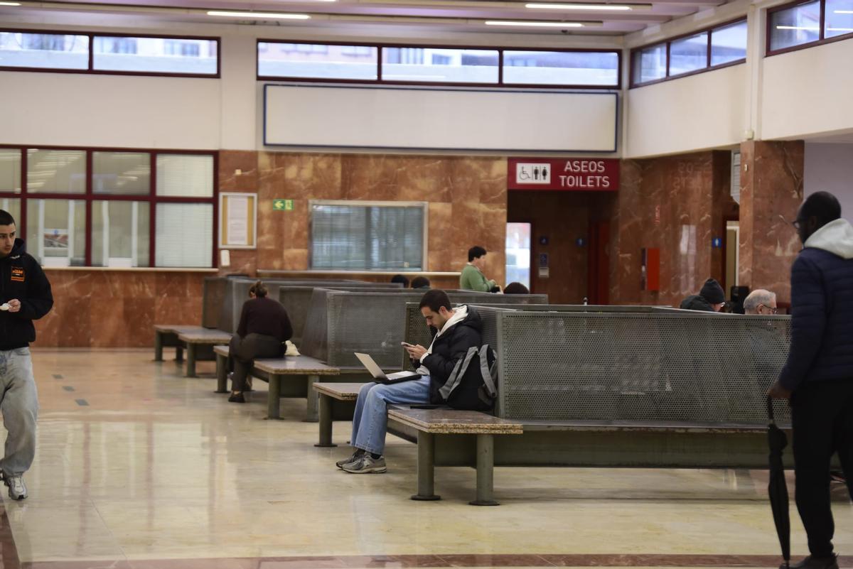 Usuarios en la estación de autobuses de A Coruña durante el segundo día de huelga del transporte interurbano en la provincia coruñesa.
