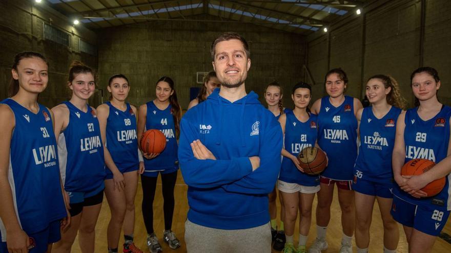 Rubén Vázquez, director de la cantera del Leyma, con jugadoras a las que dirige. |  // CASTELEIRO/ROLLER AGENCIA