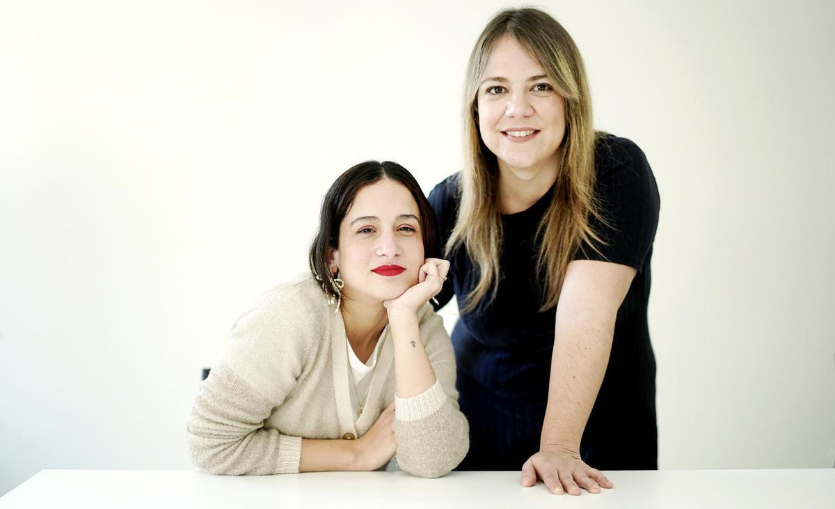Aroa Moreno, escritora (de pie) y Ana Jarén, ilustradora, autoras del libro 'Almudena. Una biografía'.