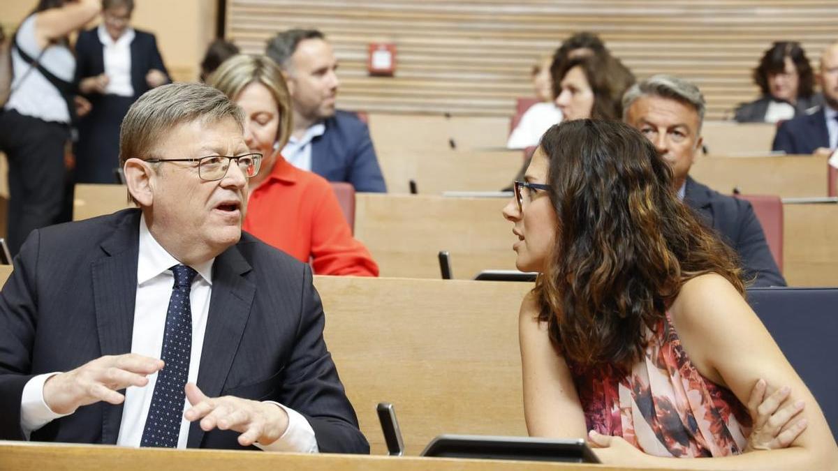 Puig dialoga con Aitana Mas en el acto de toma de posesión de Mazón como presidente de la Generalitat.