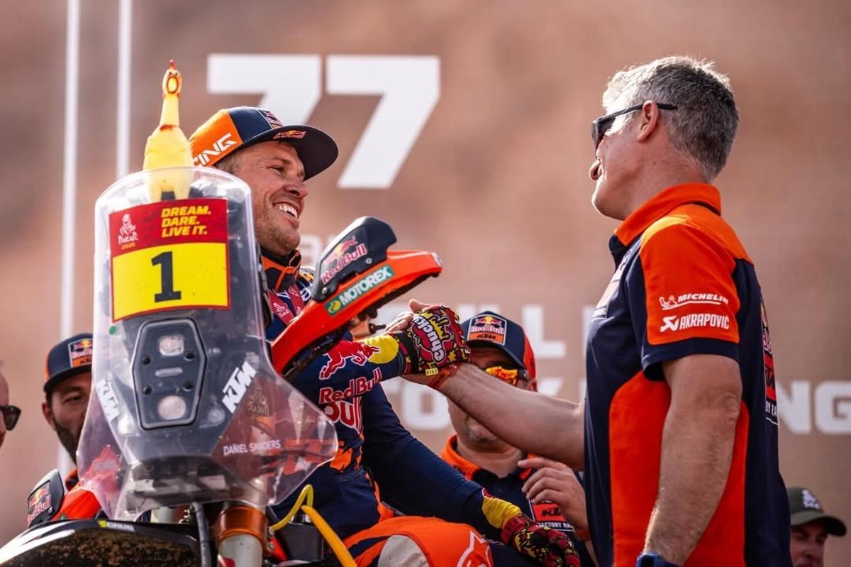 Jordi Viladoms (dreta) estreny la mà de Daniel Sanders, amb qui va guanyar el Dakar el 2025 i que ha quedat cinquè enguany