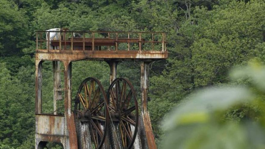 El deteriorado castillete del pozo Santa Bárbara.