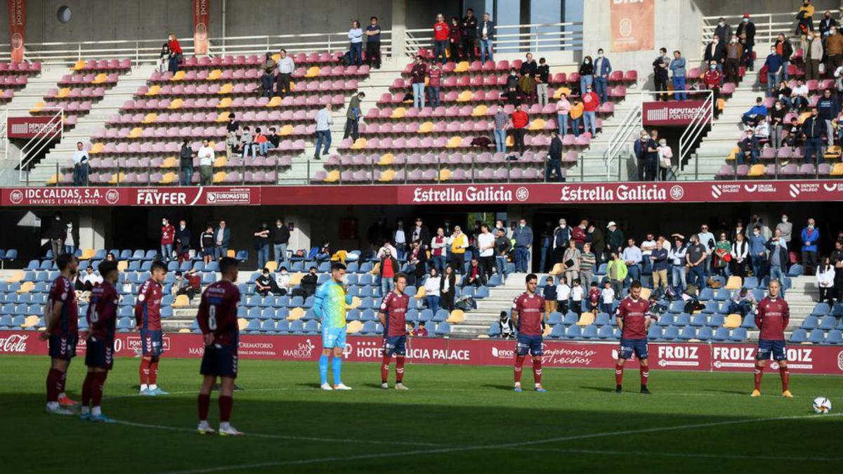 Los jugadores granates, en el minuto de silencio.   | // G. SANTOS 