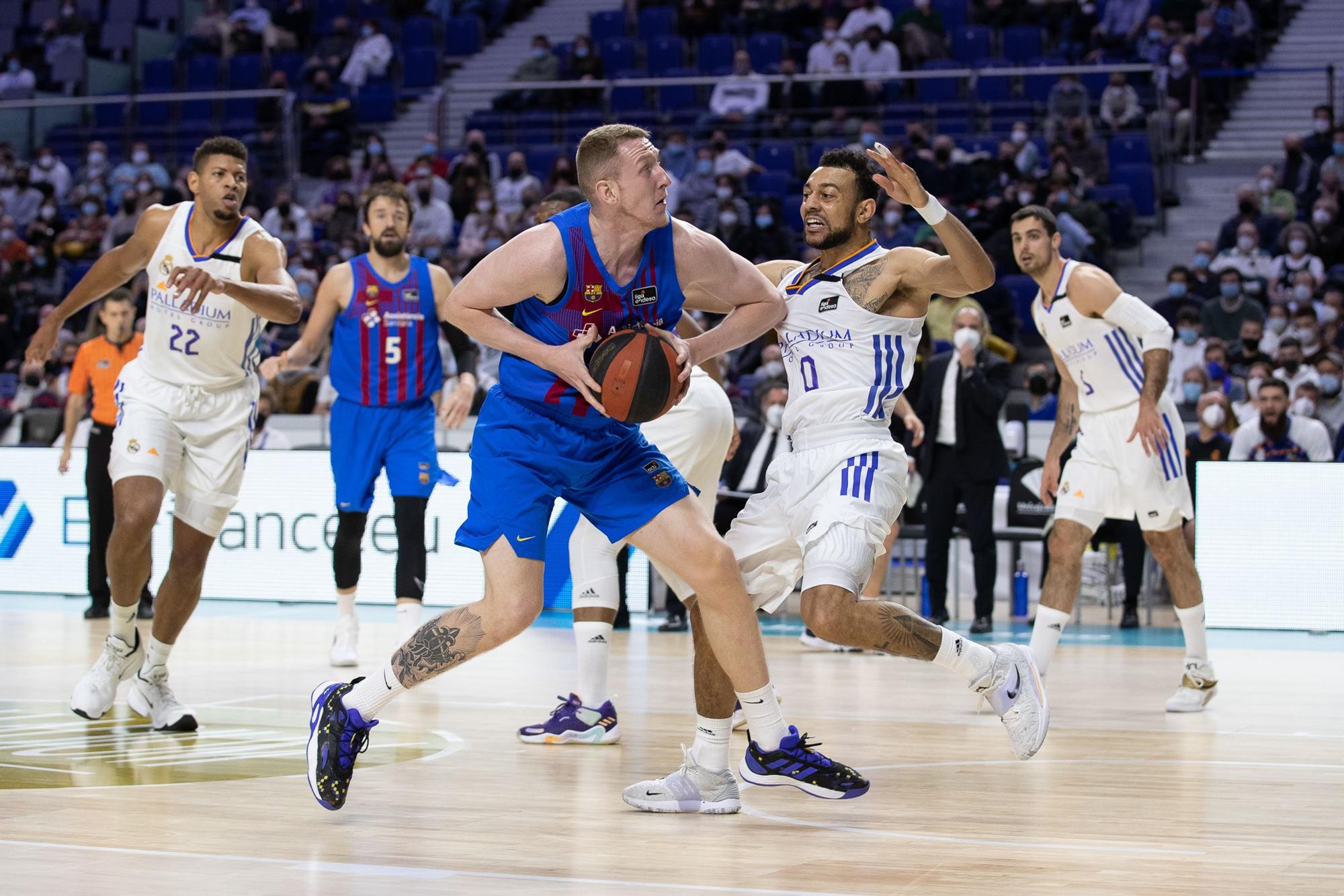 Smits trata de superar la defensa de William-Goss durante el último clásico de la ACB.