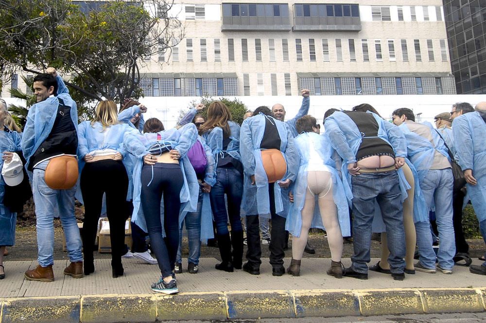 Concentración frente al Hospital Doctor Negrín en defensa de la sanidad pública