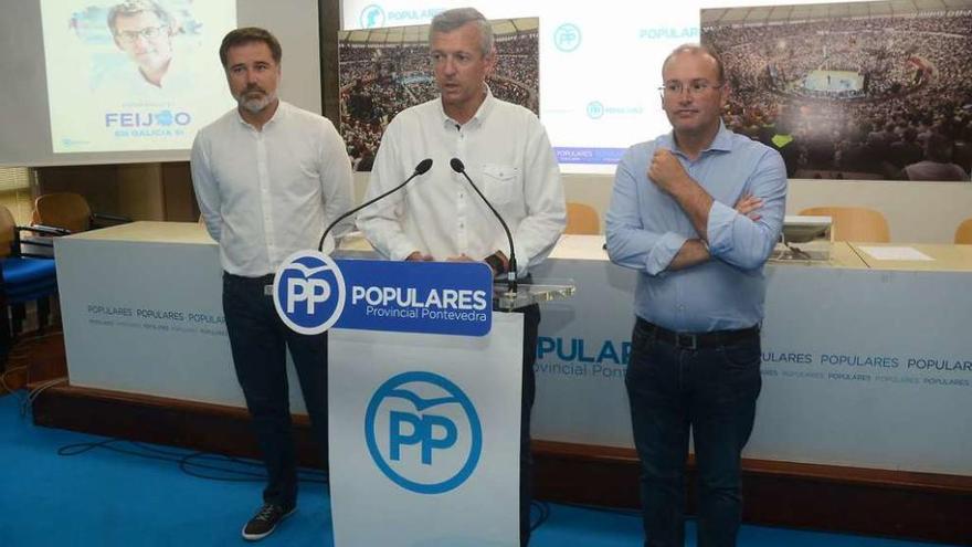 Jacobo Moreira, Alfonso Rueda y Miguel Tellado en la presentación de este mitin central del PP. // R. V.