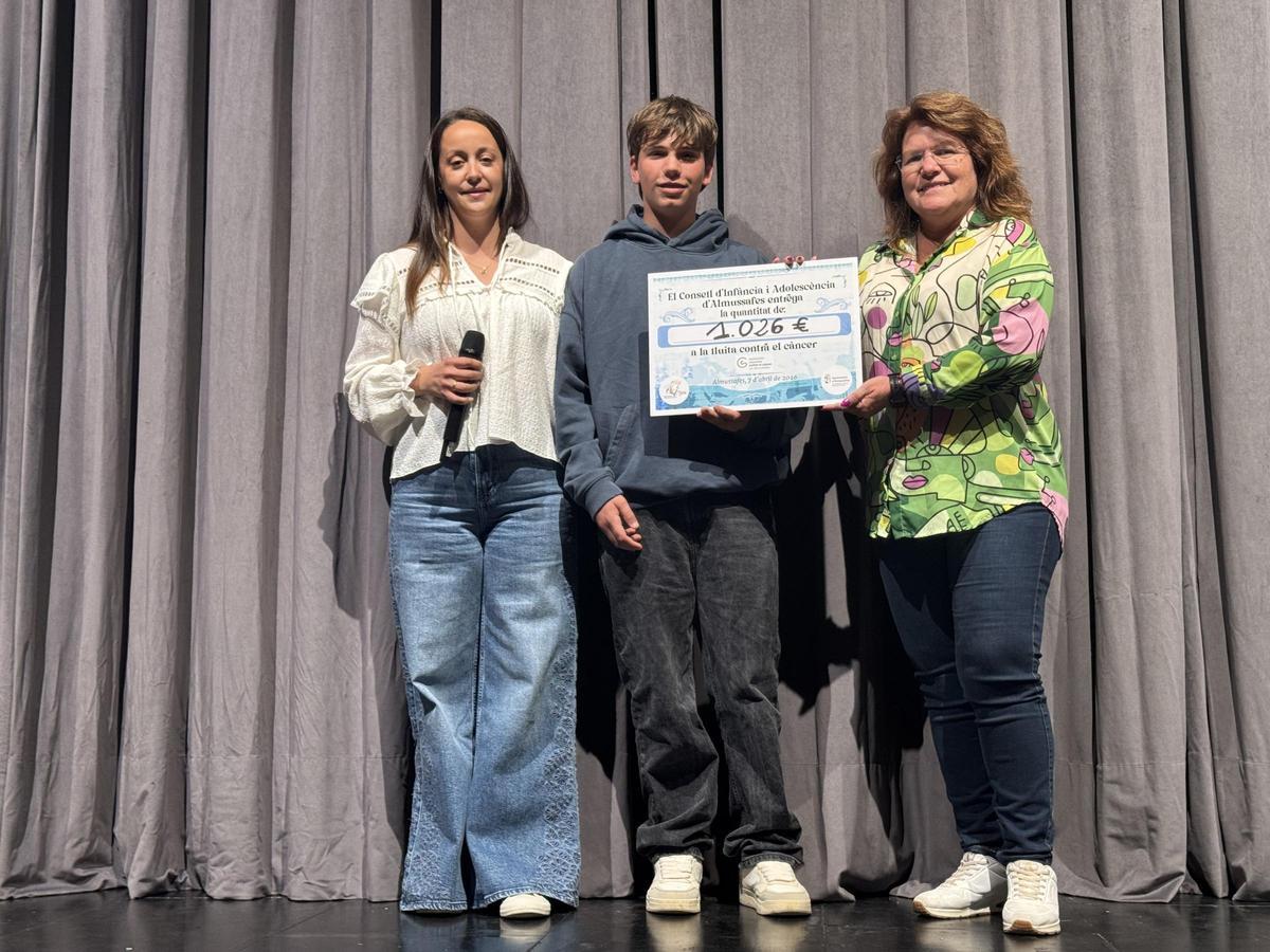 Entrega del cheque con el importe de la recaudación obtenida.
