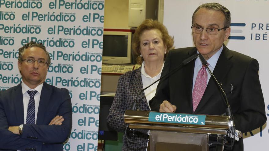 Javier Moll, presidente de Prensa Ibérica, se dirige a la redacción de El Periódico Extremadura. Detrás, Arantza Sarasola, vicepresidenta del grupo de comunicación, y Antonio Cid de Rivera, director del diario.