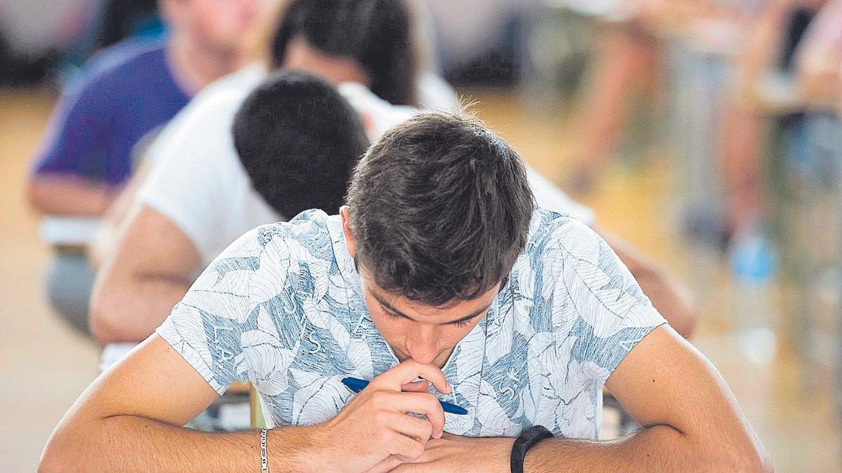 Un estudiante realiza un examen en una facultad en una imagen de archivo.