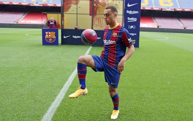 Las imágenes de la presentación oficial de Sergiño Dest en el Camp Nou.