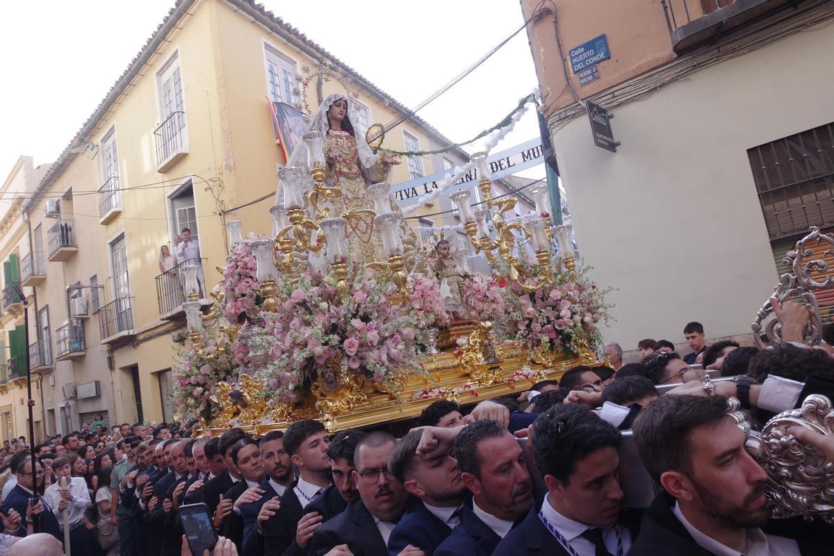 Fotos de la procesión del Rocío Coronada por el barrio de la Victoria Fotos de la procesión del Rocío Coronada por el barrio de la Victoria