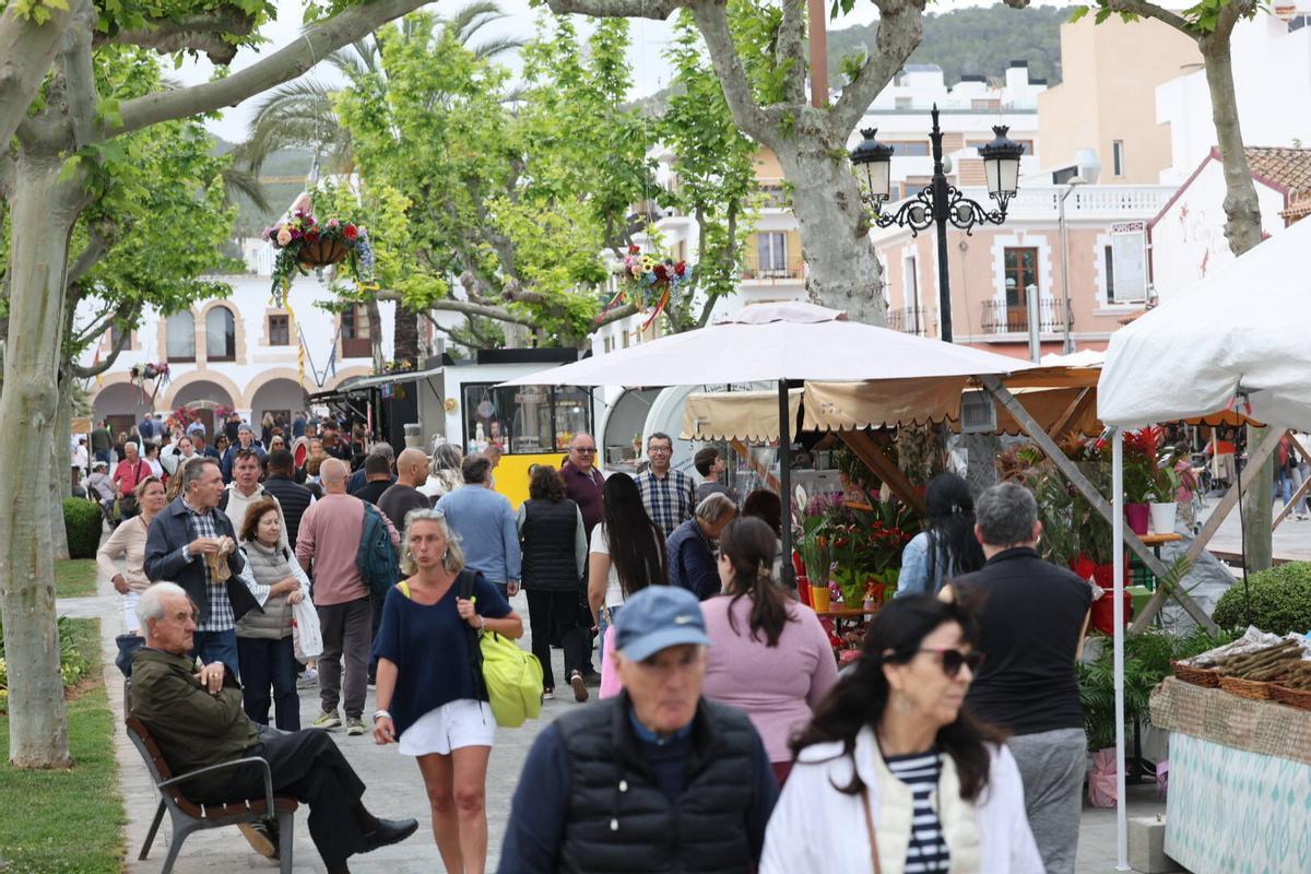 Flores, motos y coches en 'Anar a maig' en las fiestas de Santa Eulària