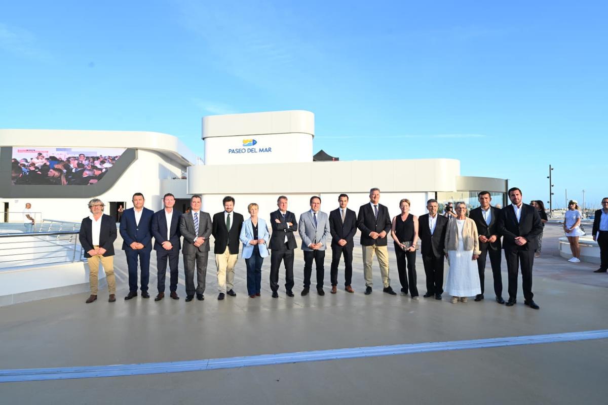 Torrevieja estrena el Paseo del Mar como nuevo espacio de ocio en el puerto