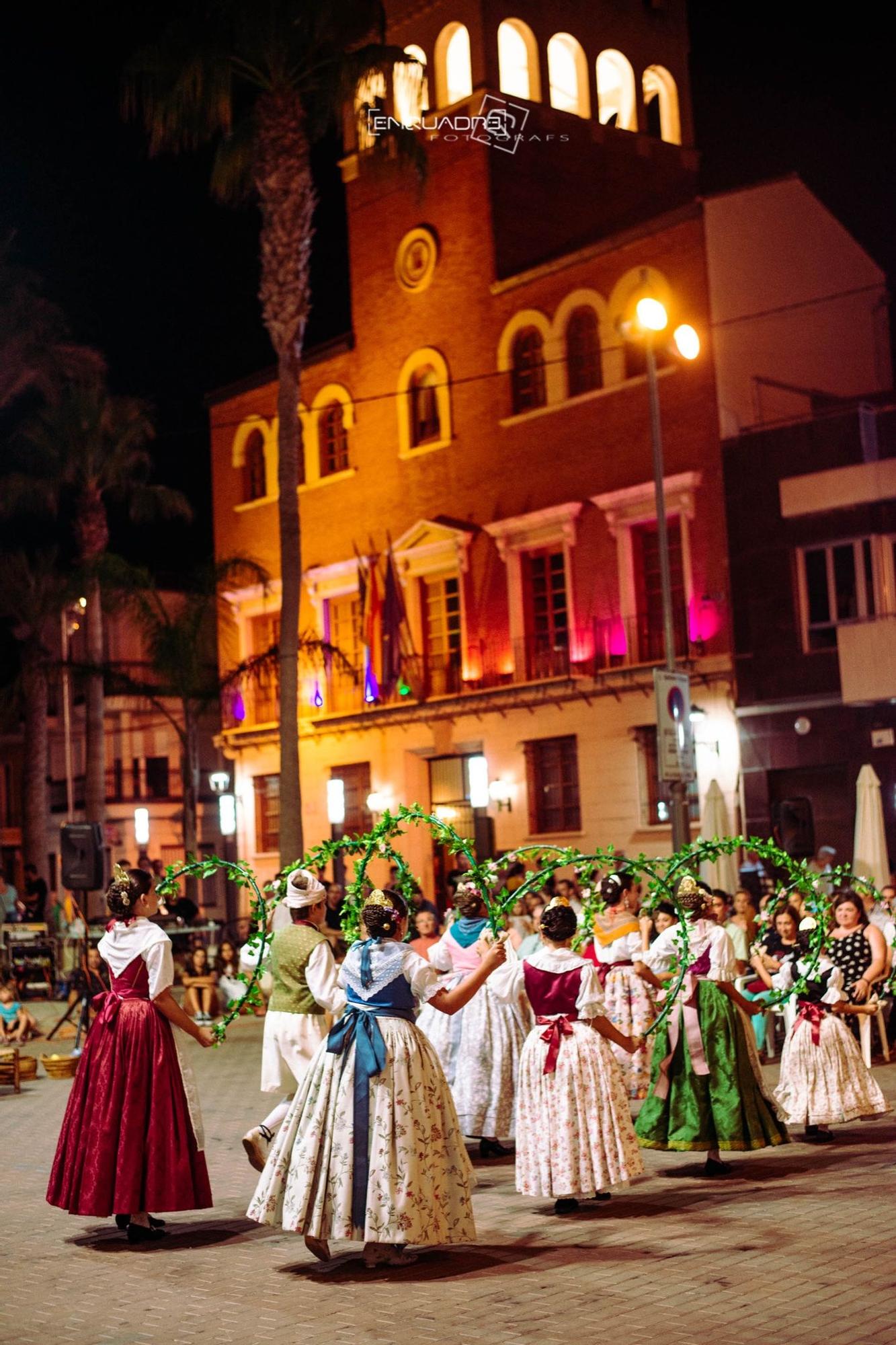 Bailes tradicionales en las calles de Alcàsser.