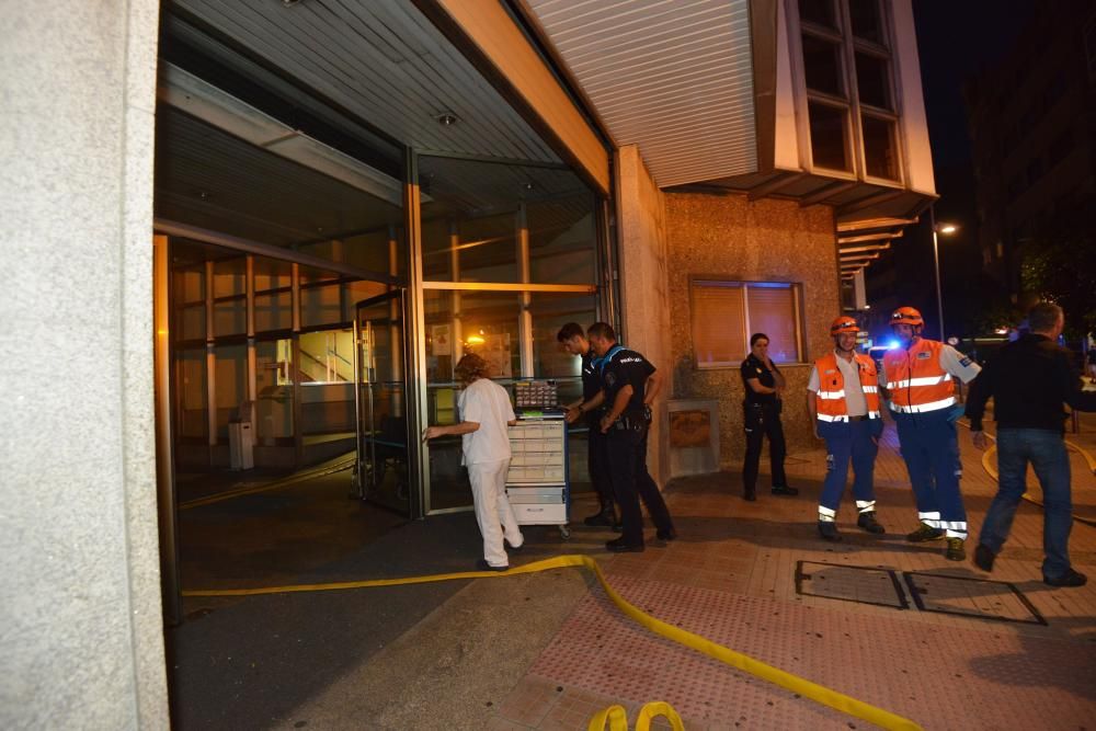 Los Bomberos tuvieron que actuar a última hora de la tarde en el Hospital de Pontevedra, donde un paciente había plantado fuego a los colchones de tres habitaciones.