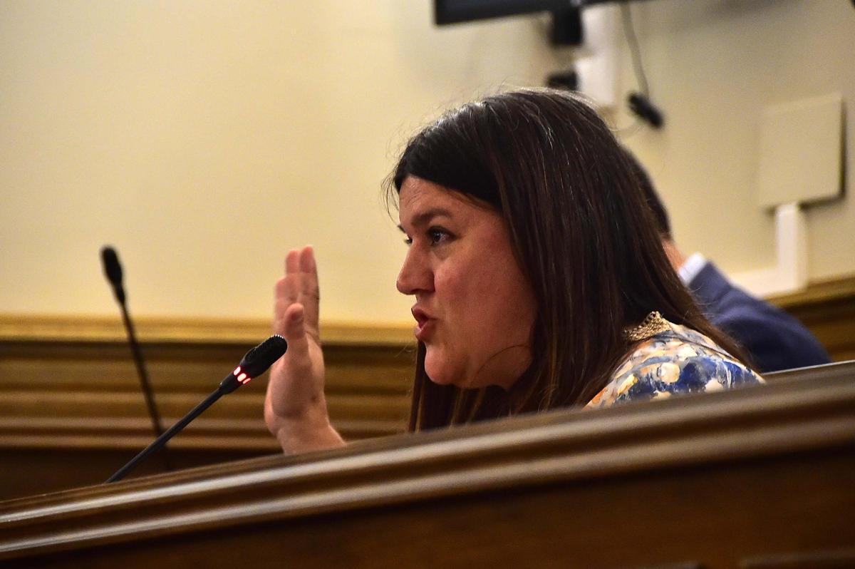 Esther Sánchez, edil del PSOE de Plasencia y alcaldesa de San Gil, en el pleno.