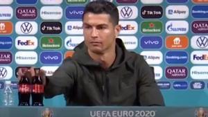 Ronaldo retira las botellas de Coca-Cola al inicio de una rueda de prensa de la Eurocopa