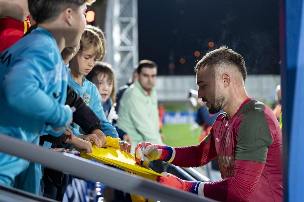 Arnau Tenas firma autógrafos en el Ciudad de Lucena-Villarreal.