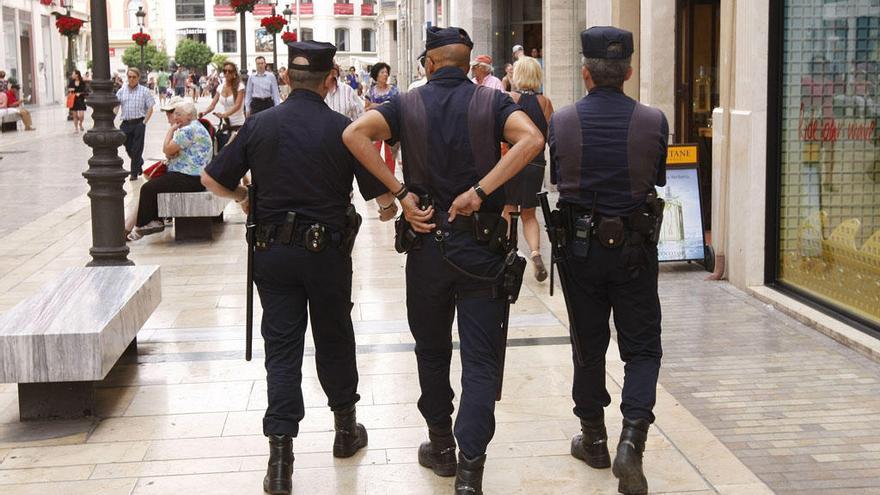 Agentes de la Policía Nacional patrullan por Málaga.