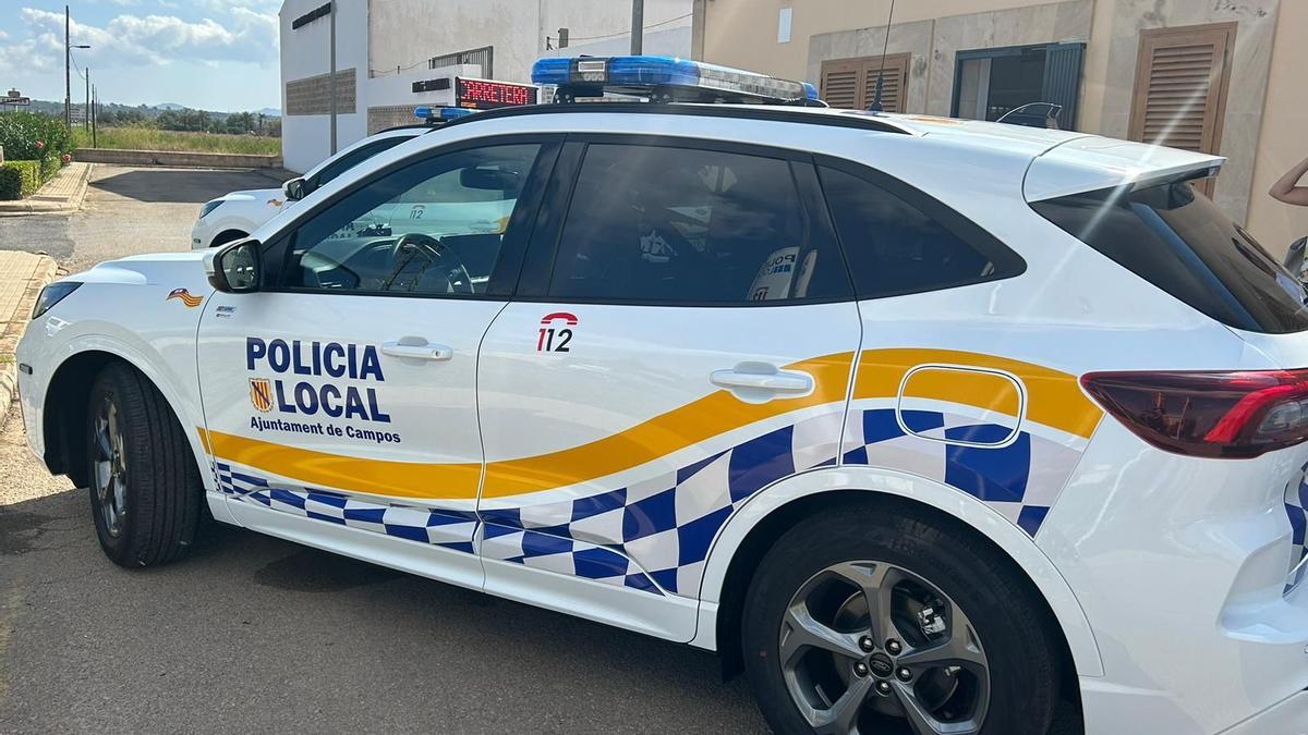 Coches patrulla en el cuartel de la Policía Local de Campos.