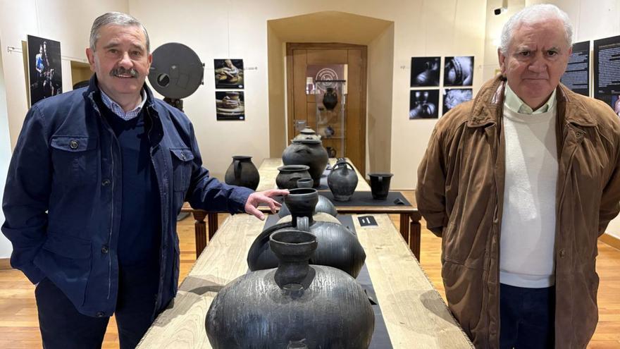 Arriba, Manuel y Marcelino Rodríguez, en la exposición organizada por «Tous pa tous». Abajo, Verónica Rodríguez, en su taller, y Raúl Mouro, con una de sus piezas en la exposición. | D. ÁLVAREZ/ LUISMA MURIAS
