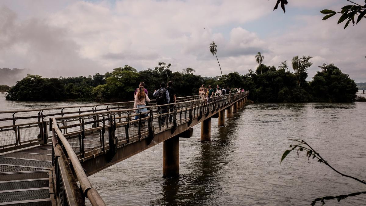 Una de las pasarelas que llevan hasta las cataratas del Iguazú.