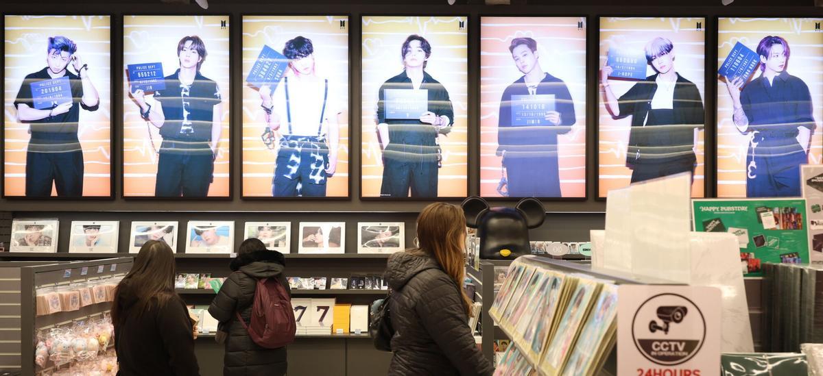 Una tienda exhibe fotos del grupo de K-pop BTS en el centro de Seúl, Corea del Sur, el 15 de marzo de 2026. BTS tiene previsto actuar en la plaza Gwanghwamun el 21 de marzo para conmemorar el lanzamiento de su nuevo álbum “Arirang”, con las autoridades esperando alrededor de 260.000 asistentes, incluidos 22.000 con entrada.