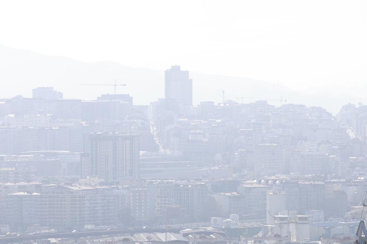 Vista de Vigo, con la neblina típica del aire africano.