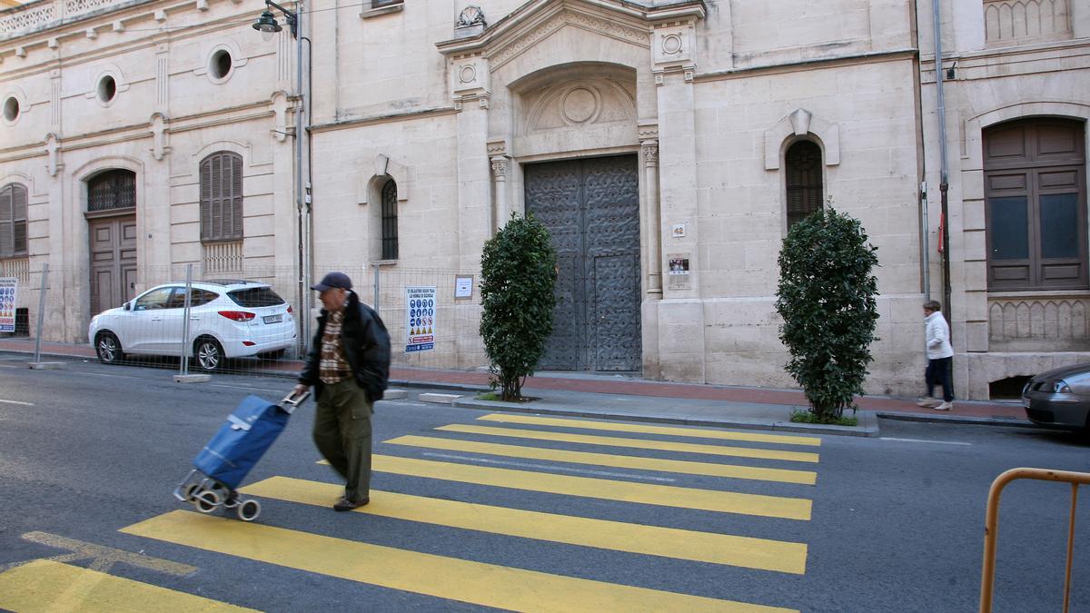 Paso de peatones que se ha pintado con motivo de las obras del Museo Camilo Sesto.