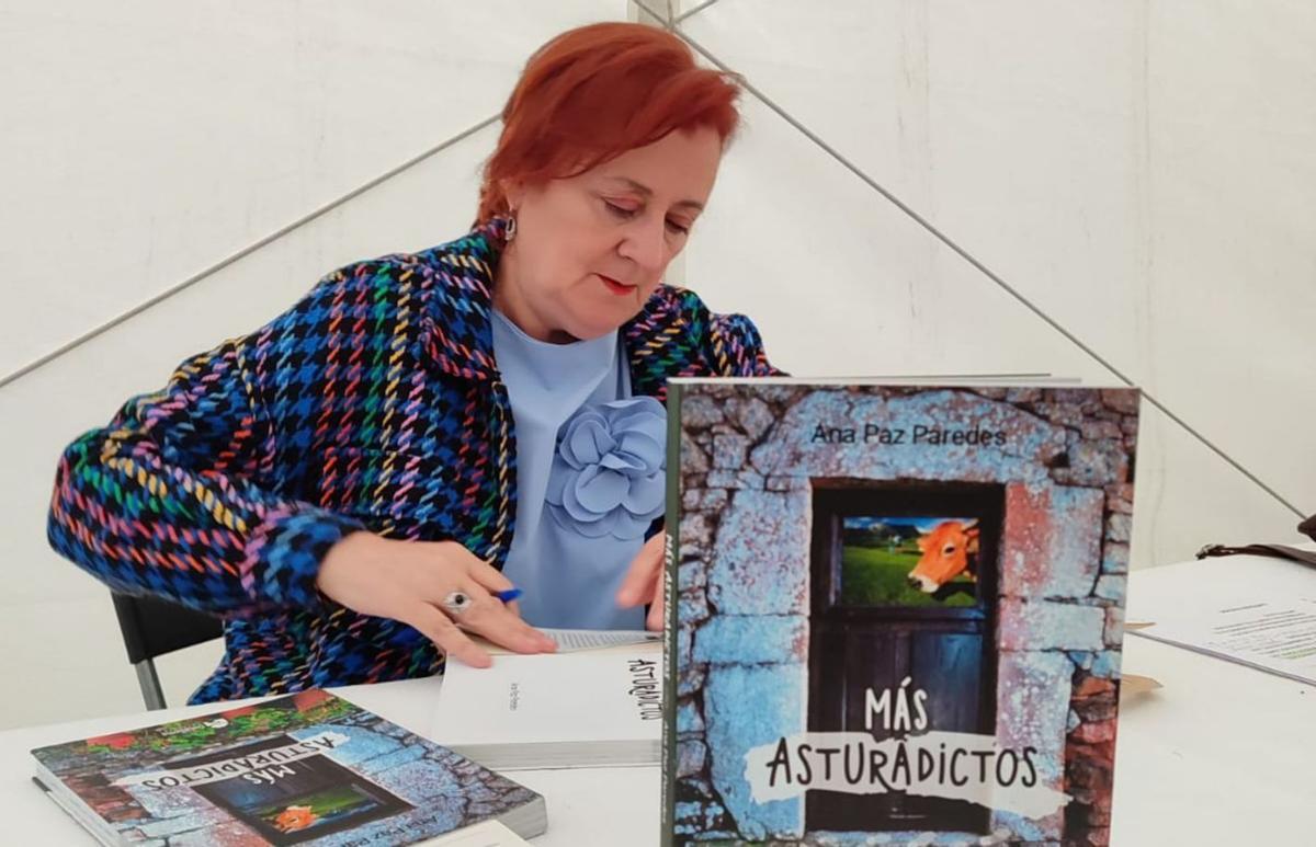 Ana Paz Paredes firma un ejemplar de su libro, ayer, en Cangas del Narcea. |
