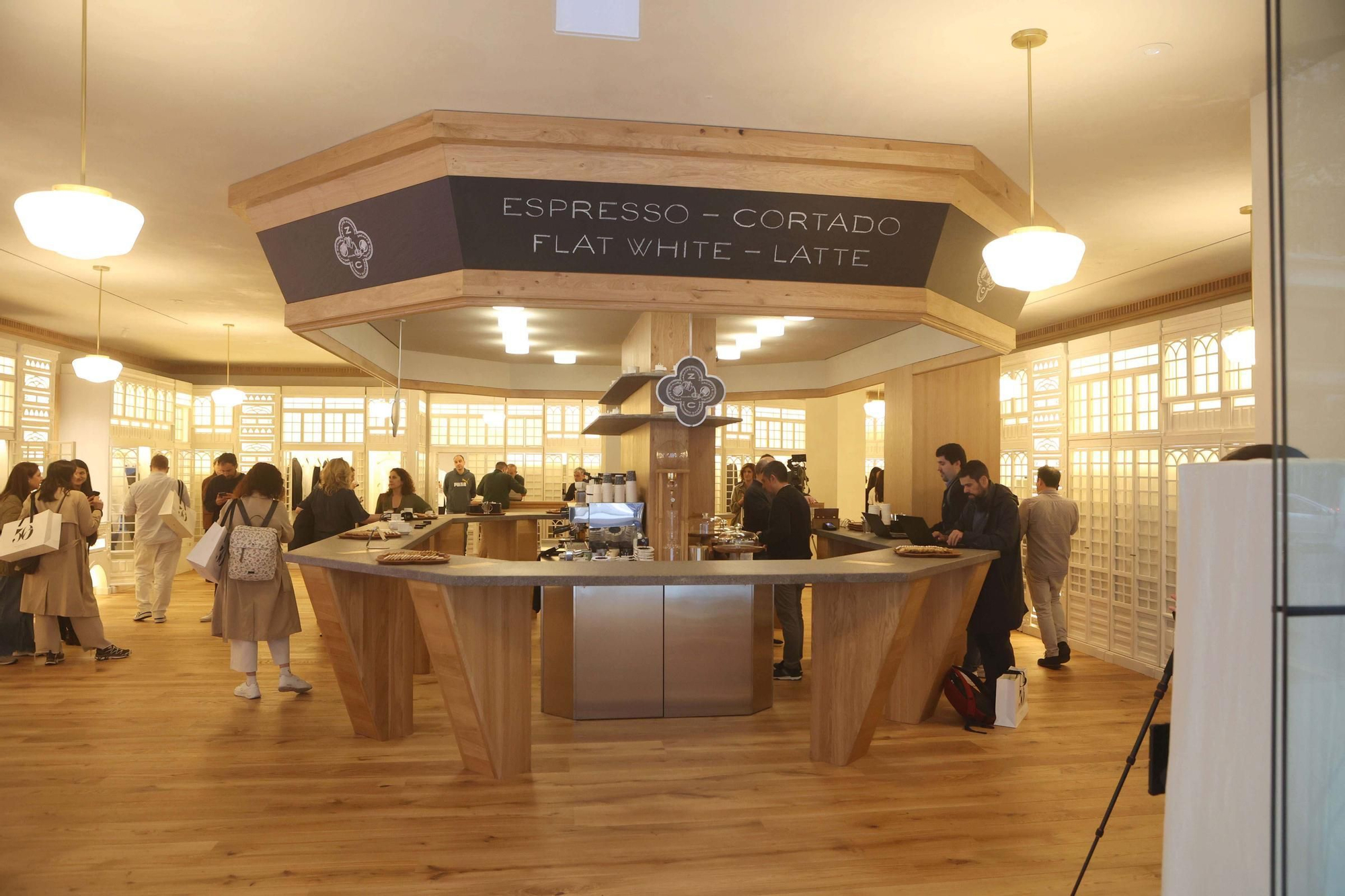 Reinauguración de la primera tienda de Zara: un homenaje a la Marina y una colección exclusiva