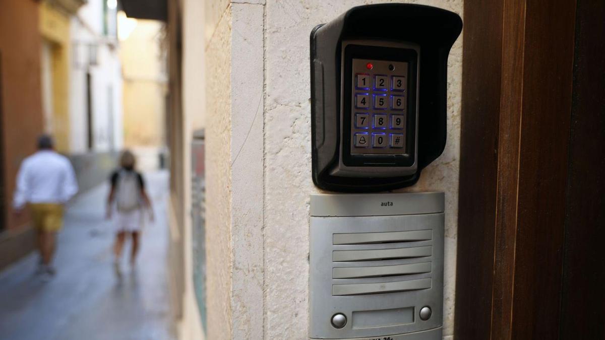 Panel de acceso de un piso turístico en el Centro de Málaga.